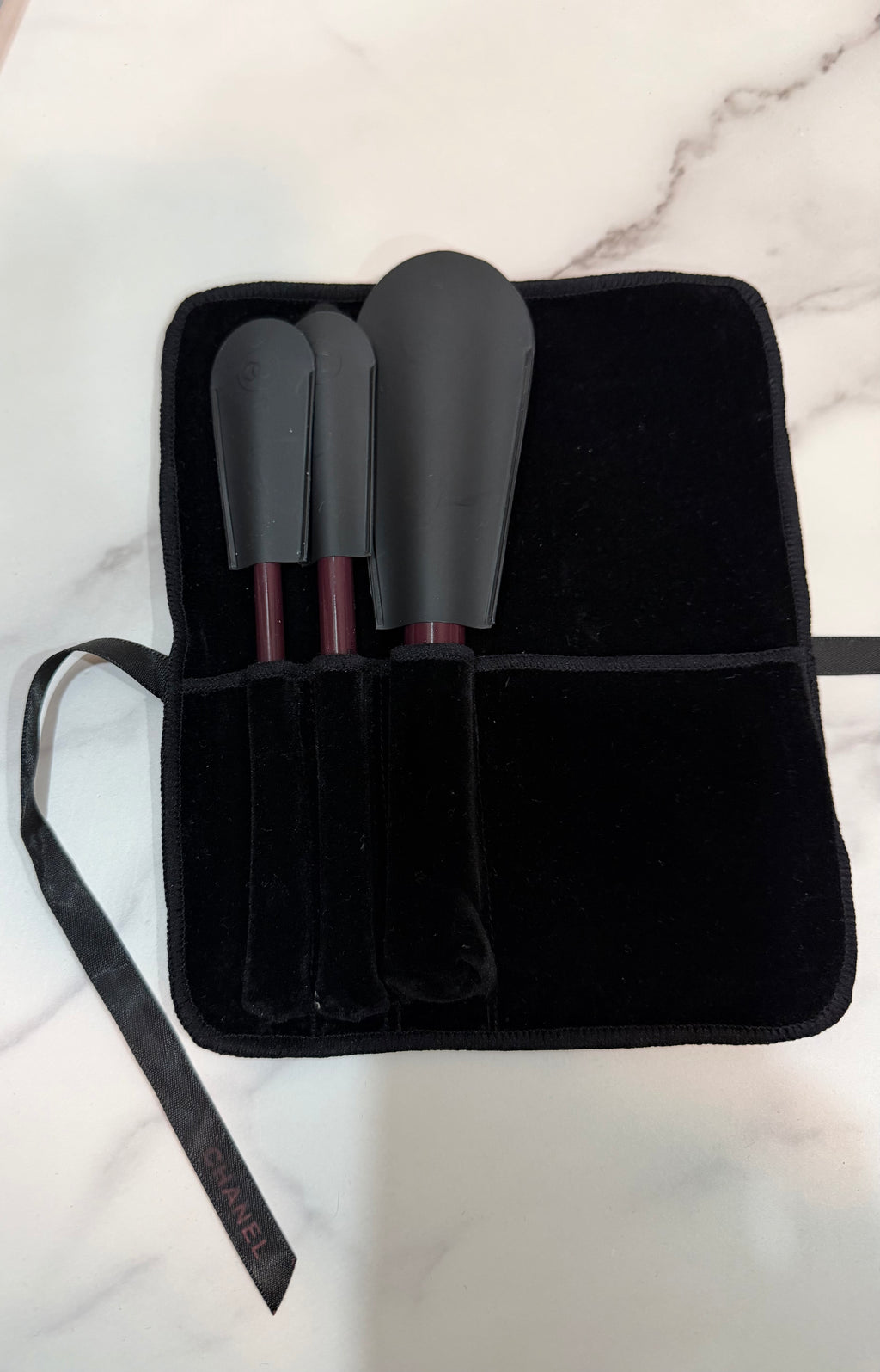 CC Les Pinceaux Rouge Noir – 3-Piece Makeup Brush Set